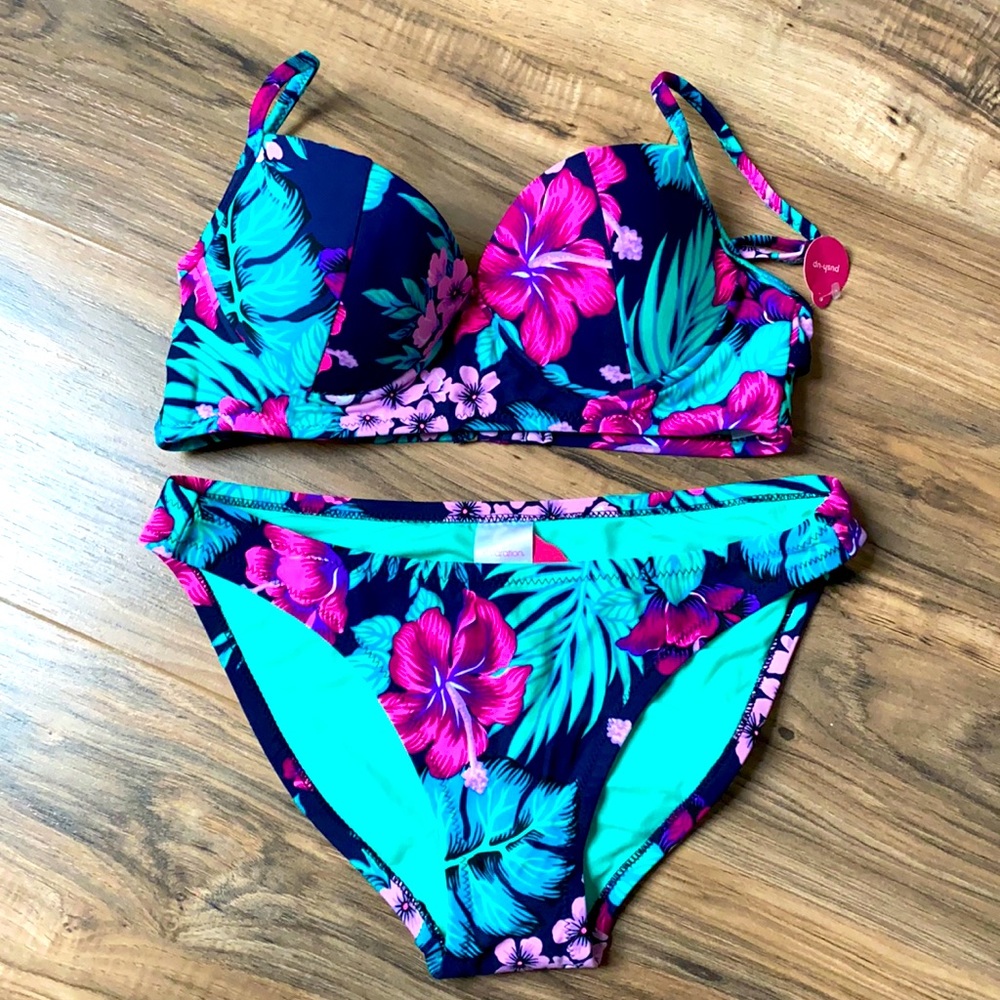 Xhilaration 2 piece baiting suit swimsuit size M